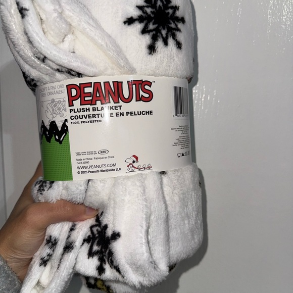 Peanuts Snoopy White and Black Throw Plush Blanket - Picture 2 of 5